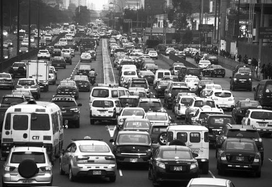Tráfico denso en una avenida urbana, blanco y negro