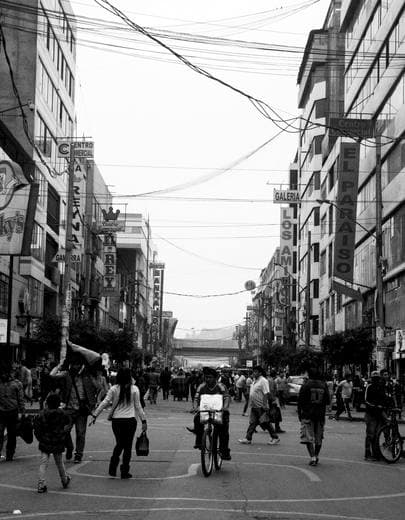 Calle comercial concurrida en Latinoamérica, blanco y negro